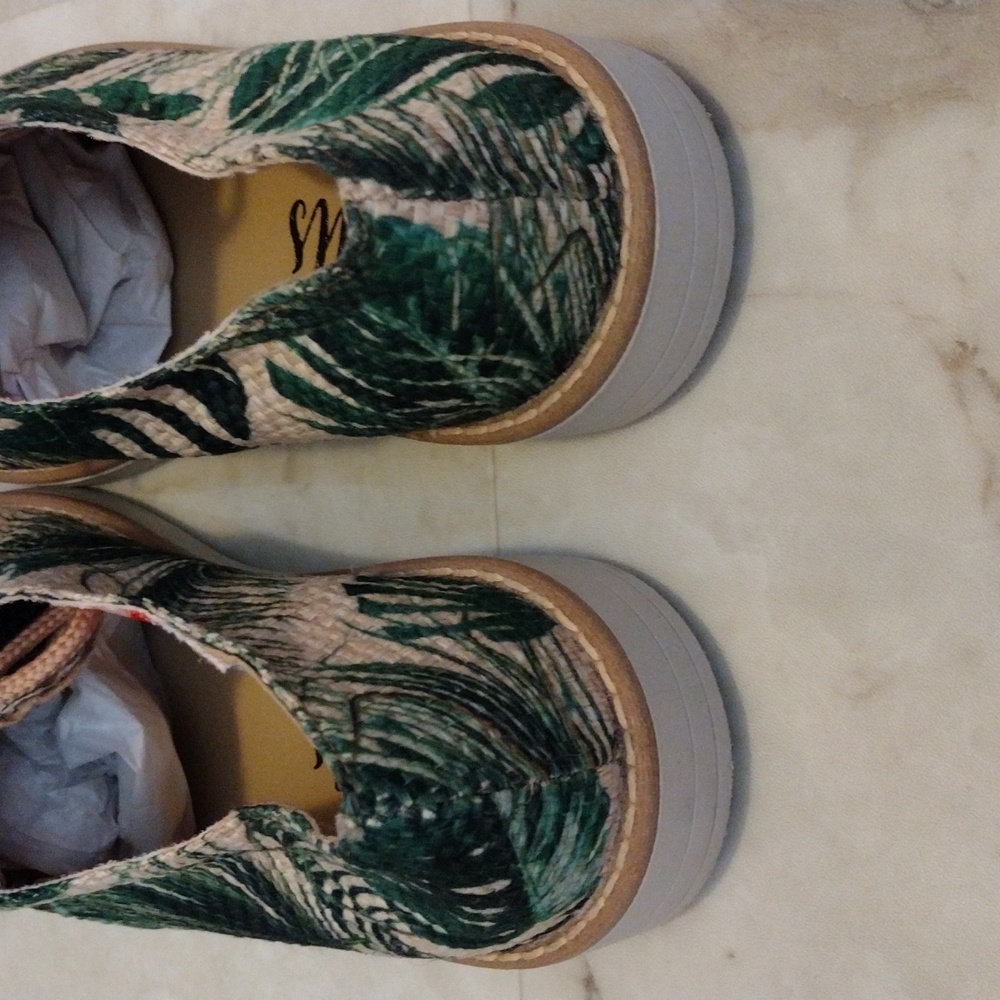 Fly Soles shoes. - Picture 3 of 7